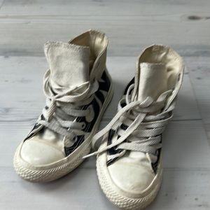 Amazing converse sneakers